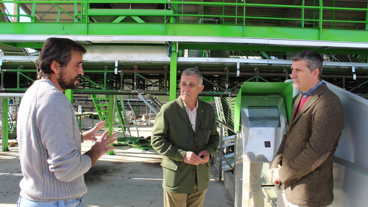 El delegado y el alcalde atienden las explicaciones de Antonio Mantas.