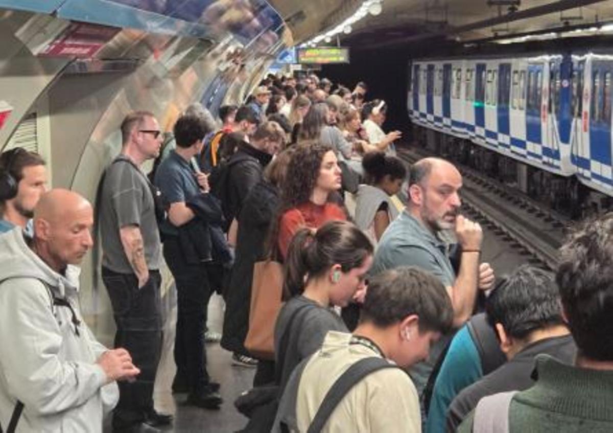 Andenes llenos en la estación de Estrecho.