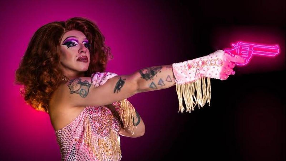 Yumala Trasobares, drag murciana, posa con una pistola de neón.
