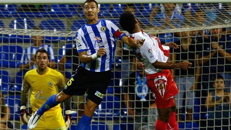 Samuel disputa un balón aéreo con el Choco Lozano, el miércoles en el Rico Pérez.