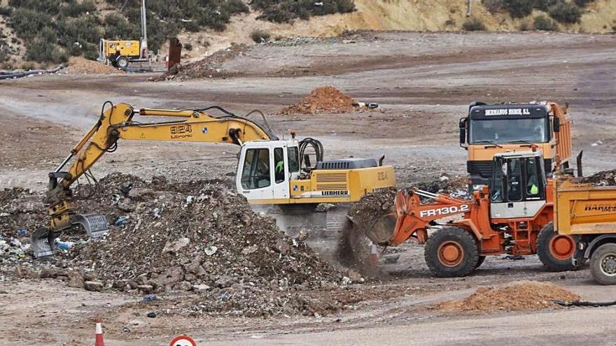 Dos de las excavadoras y un camión bañera de los utilizados en la búsqueda del cuerpo.