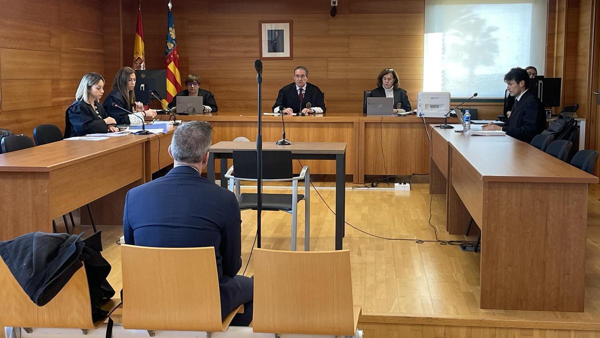 Vicente L.G., sentado en el banquillo de los acusados durante su juicio en la Audiencia.