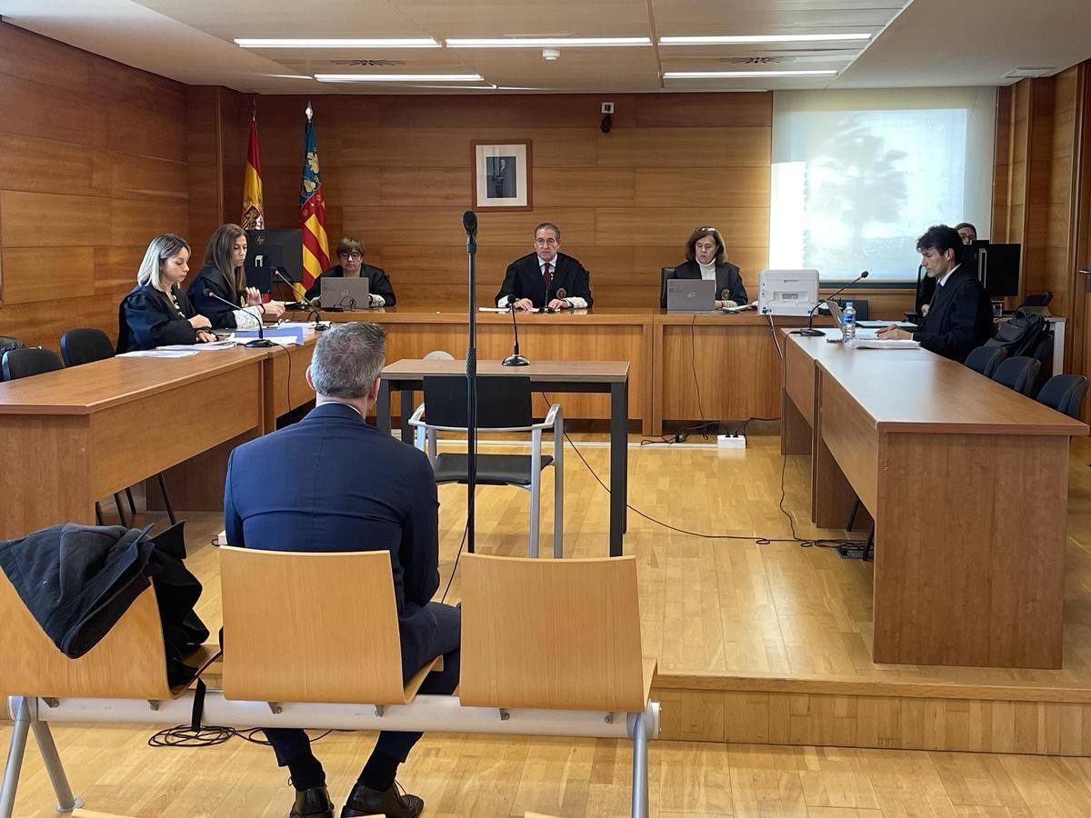 Vicente L.G., sentado en el banquillo de los acusados durante su juicio en la Audiencia.