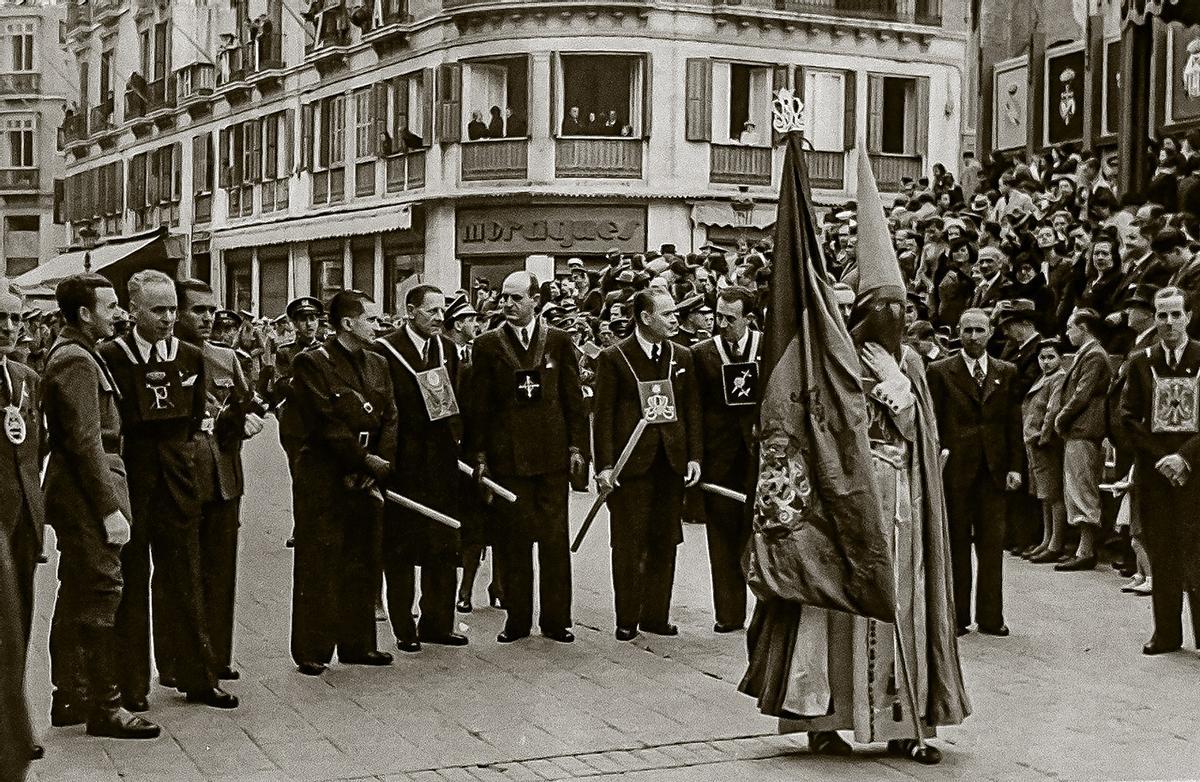 Desfile procesional del Resucitado hacia 1941-42, con Enrique Navarro, presidente de la Agrupación de Cofradías