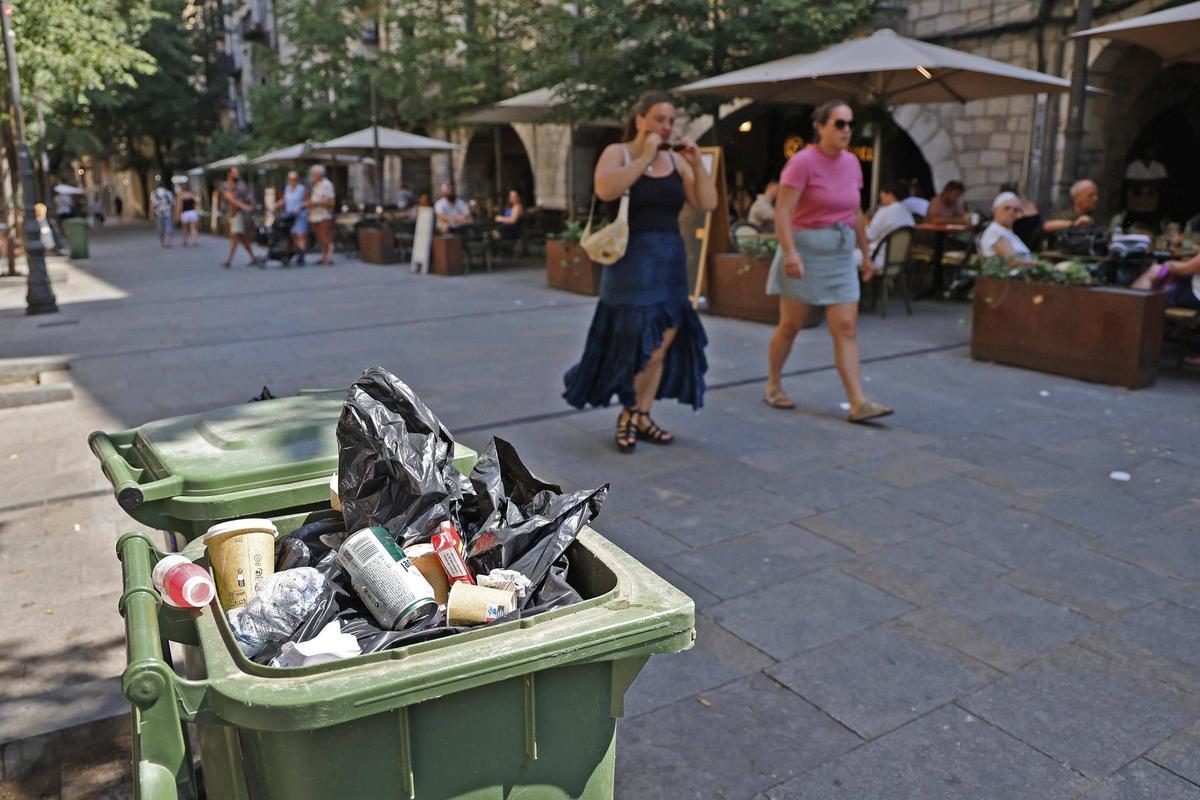 Els contenidors de vidre s'utilitzen com a alternativa quan s'omplen les papereres