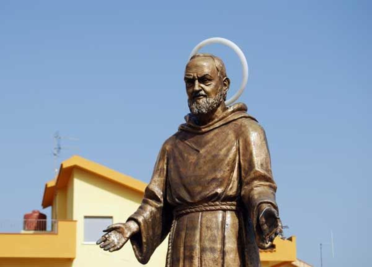 Estatua de bronce de Pío de Petrelcina