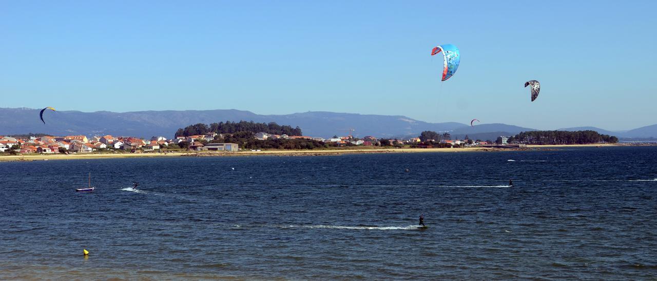 Las cometas de kitesurf son una presencia habitual en las imágenes de A Canteira de O Bao