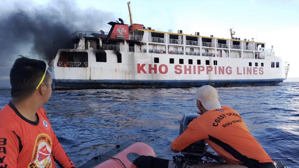 Rescatadas al menos 120 personas de un barco incendiado en Filipinas