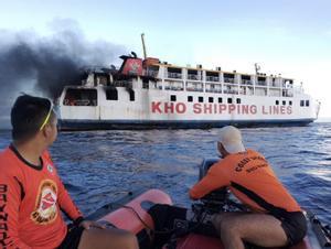 Rescatadas al menos 120 personas de un barco incendiado en Filipinas