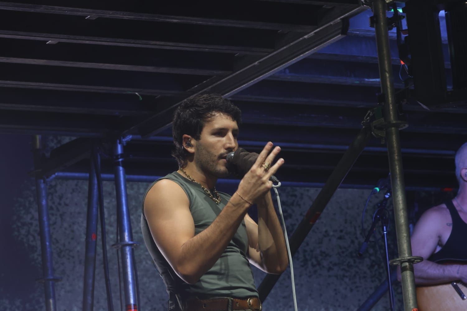 Sebastián Yatra se funde con el público y sus 'Tacones Rojos' pone en pie al Roig Arena