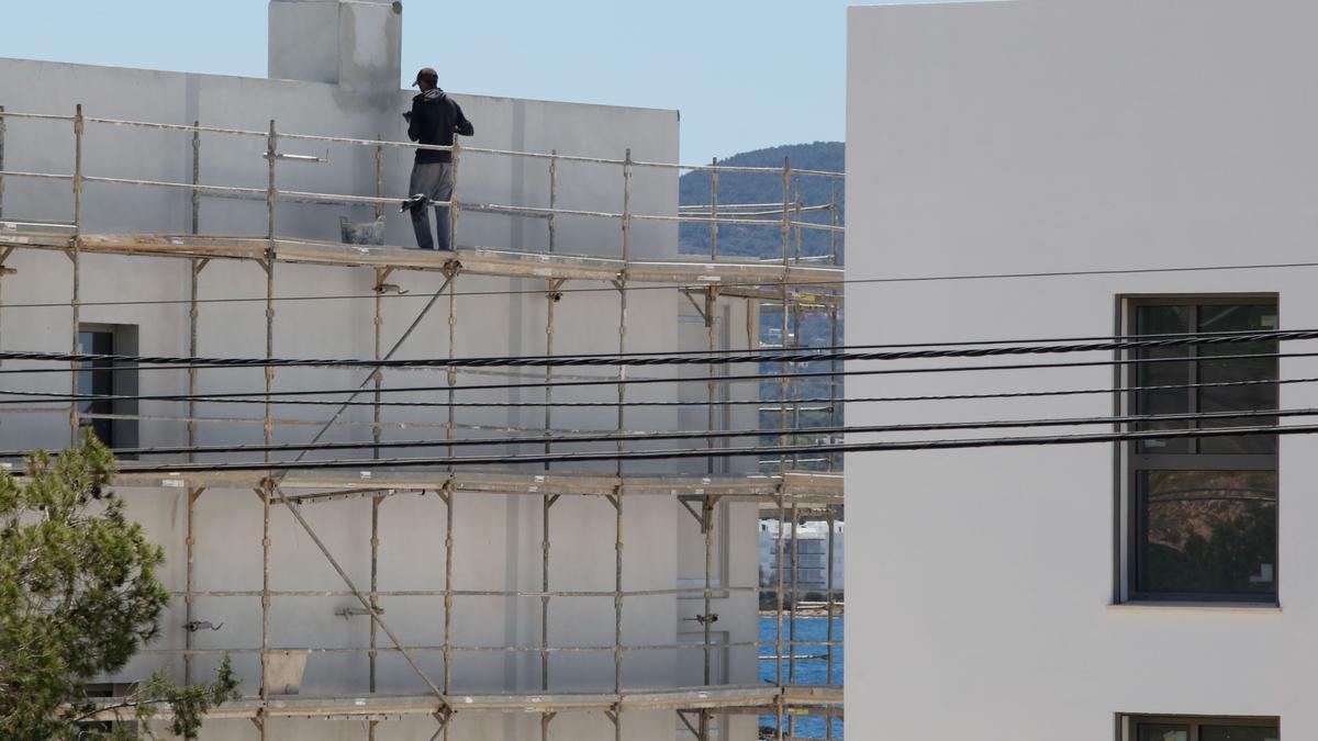 Un trabajador, en una obra en Ibiza.