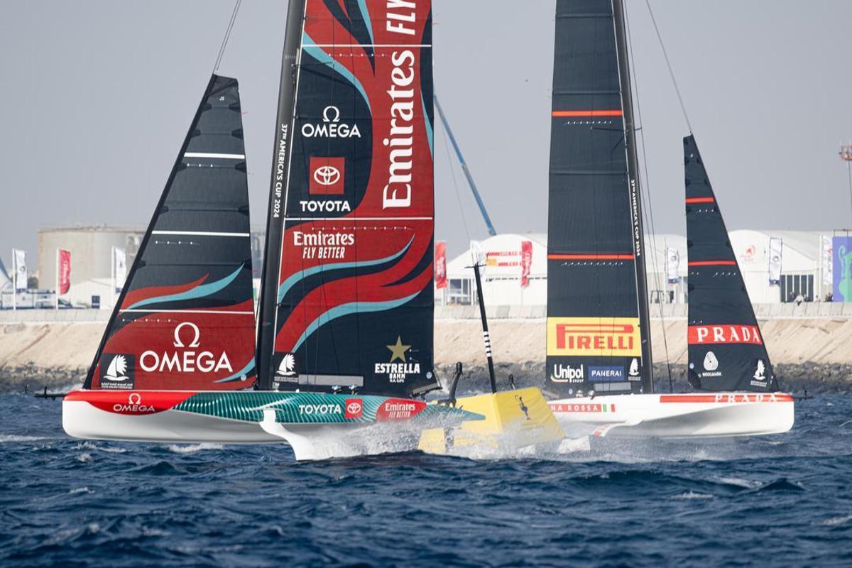 Los AC40 de italianos y kiwis luchan en la final de la regata preliminar de la Copa América de vela, en Jeddah.