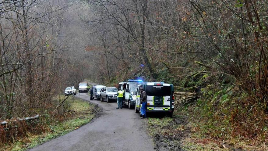 Agentes de la Guardia Civil y personal de la funeraria en el lugar del siniestro.