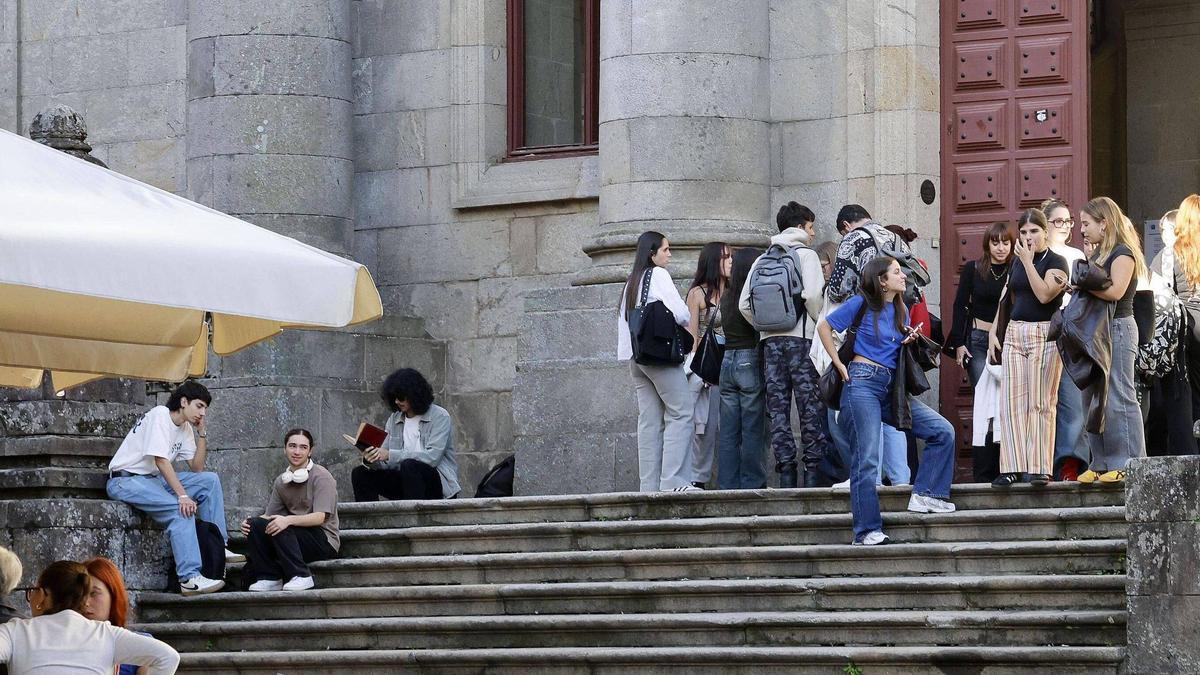 Estudantes na entrada da Facultade de Xeografía e Historia da Universidade de Santiago.