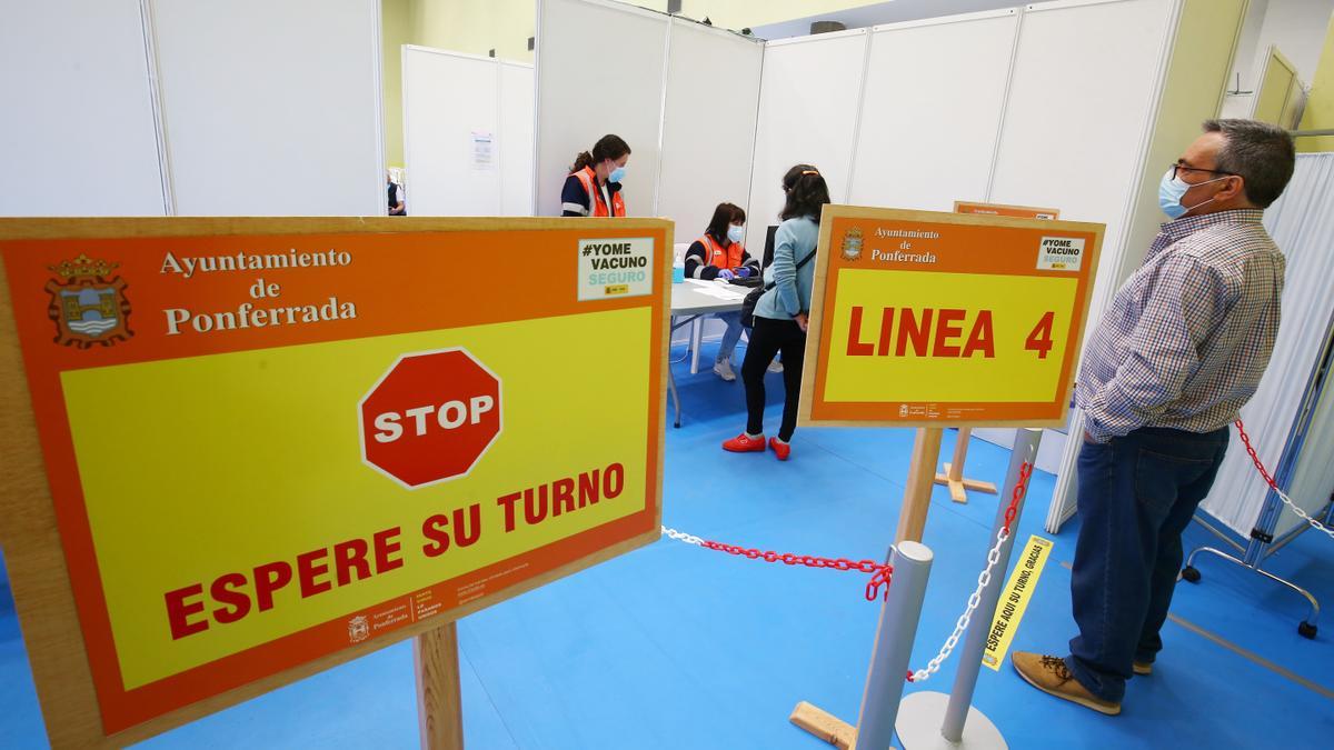 Una persona espera su turno para ser vacunada en Ponferrada.