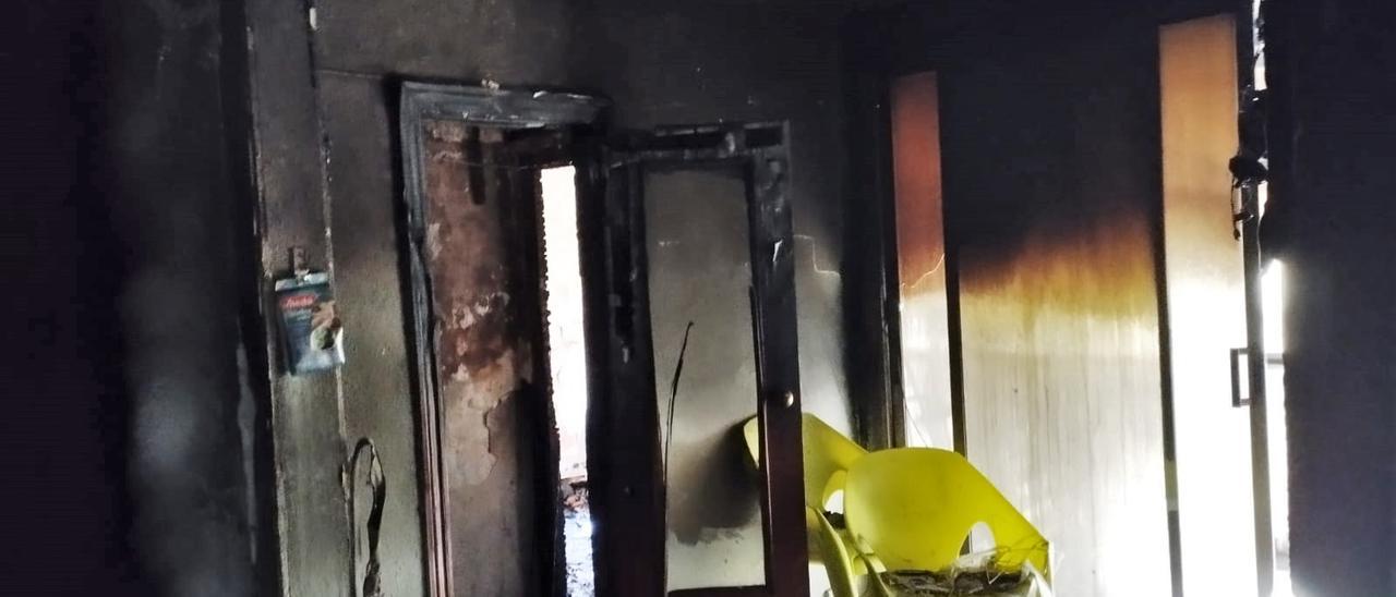 Interior de un piso quemado en la calle Córdoba de Badalona, en el barrio de Sant Roc.