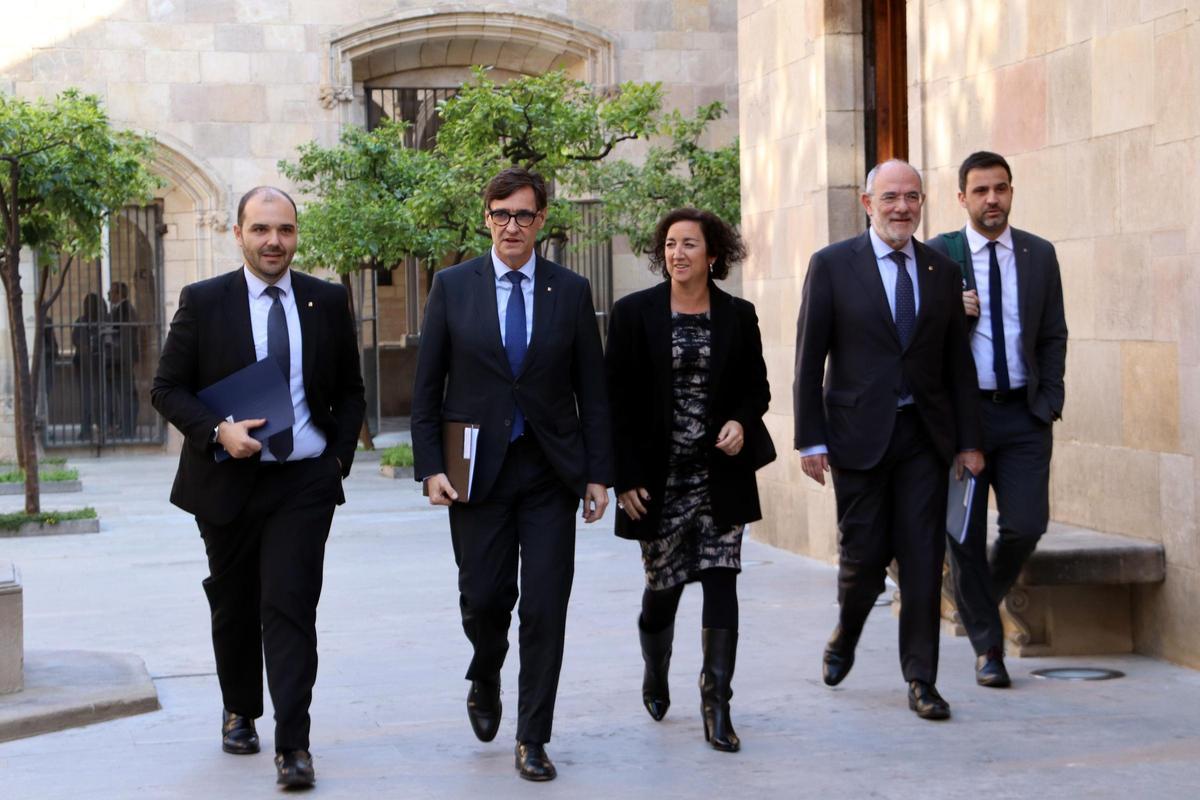 El presidente Salvador Illa y los consejeros Albert Dalmau, Alícia Romero, Jaume Duch y el secretario general de Empresa, Pol Gibert, llegan a la cumbre para abordar las consecuencias de la guerra en Oriente Medio, en el Palau de la Generalitat