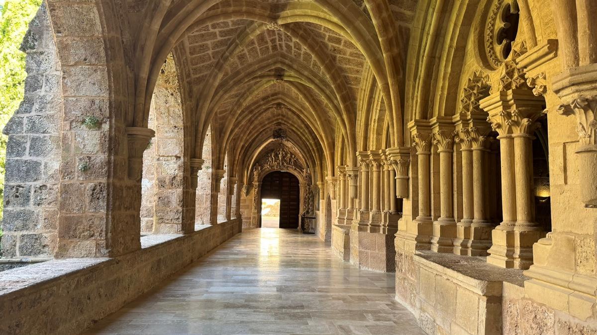 El pavimento claustro también se ha restaurado.