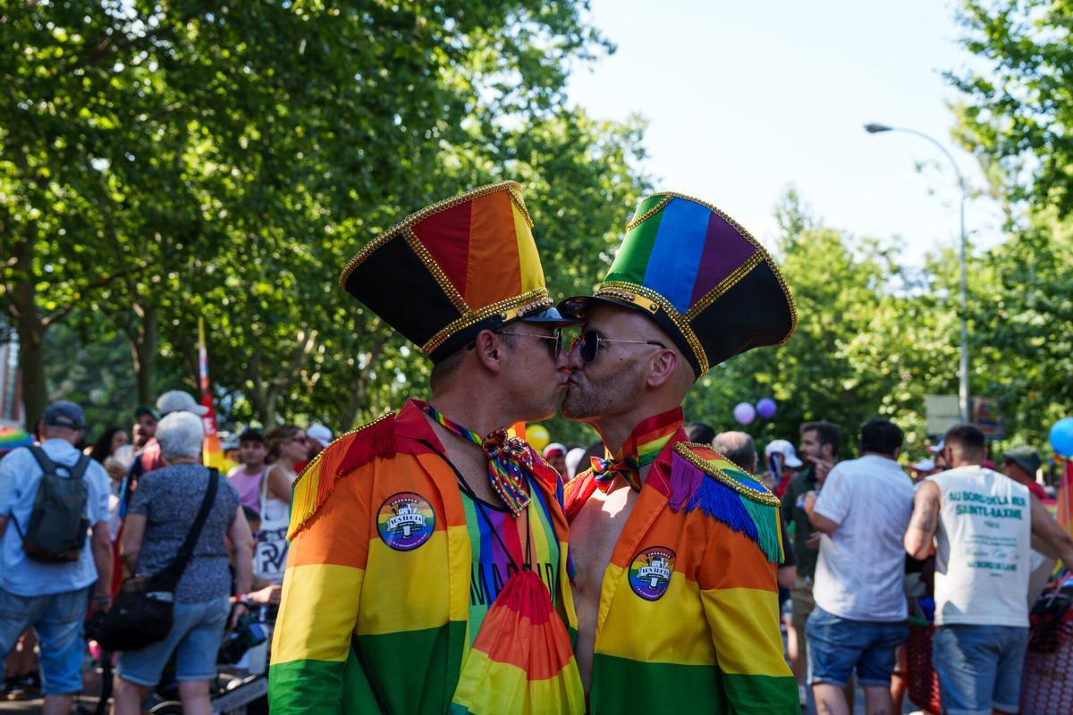 Dos hombres se besan durante la manifestación estatal del Orgullo 2026 en Madrid. Dos hombres se besan durante la manifestación estatal del Orgullo 2026 en Madrid.