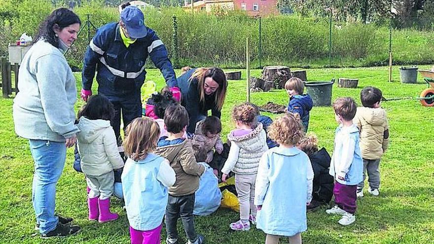 Niños plantan más de cien árboles