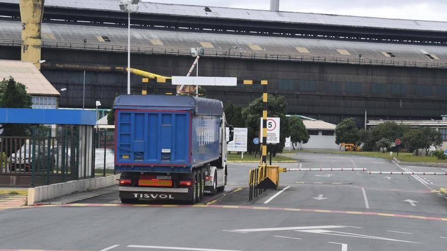 Un camión, en los accesos a Alu Ibérica en Agrela (A Coruña).