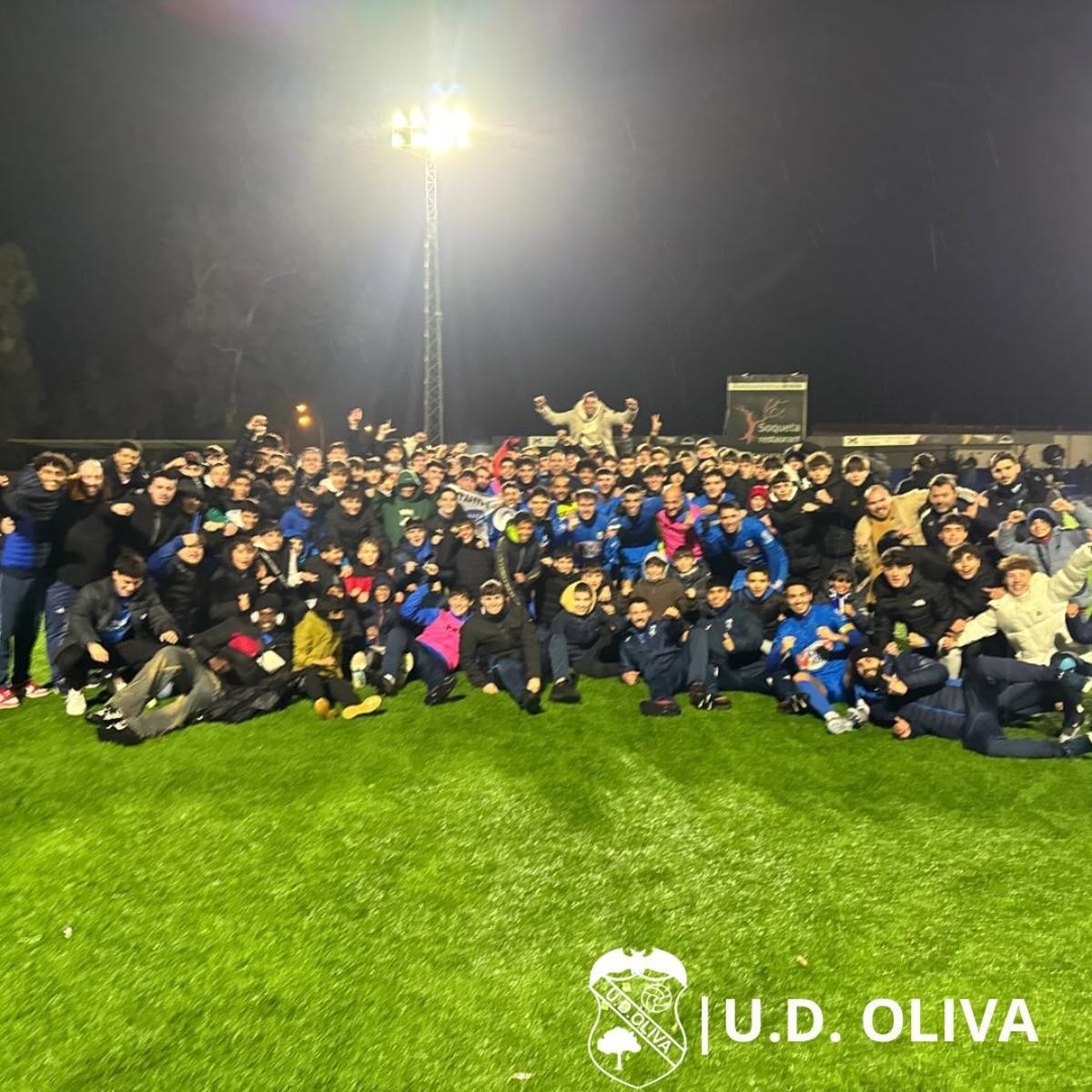 Equipo y afición de la UD Oliva celebran la nueva "gesta"
