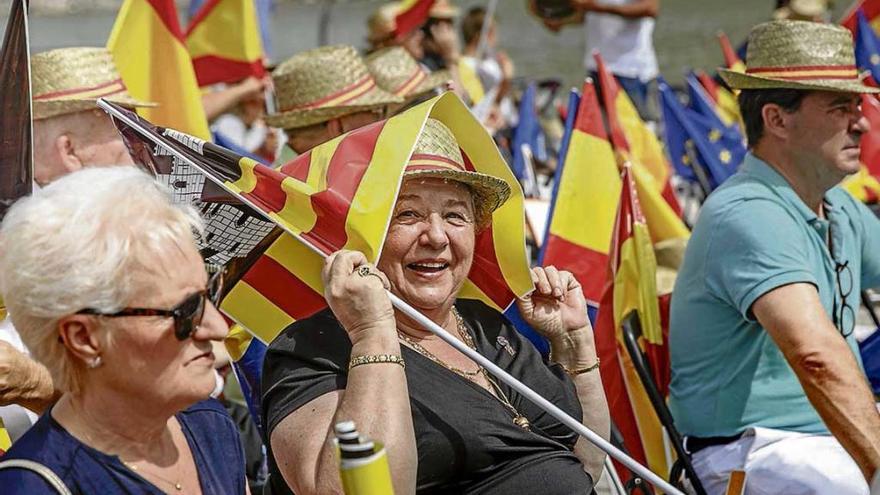 Sombreros, abanicos y banderas para luchar contra el sol.