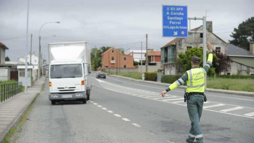 Un agente de Tráfico durante un control a camiones y furgonetas en la localidad coruñesa de Guísamo.