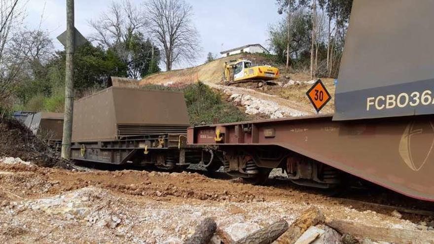 Un tren circula por una de las zonas en obras en Las Bajuras de Pimiango (Ribadedeva) ayer.