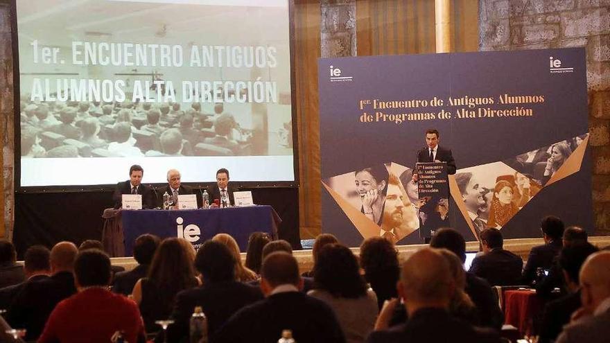 Joaquín Uribarri, Alfonso Martínez de Irujo, Manuel Bermejo y Rial, en el Balneario de Mondariz. // FdV