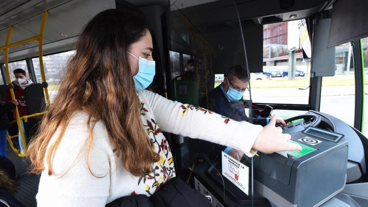 Una chica sube a un autobús de Aucorsa en la pandemia.