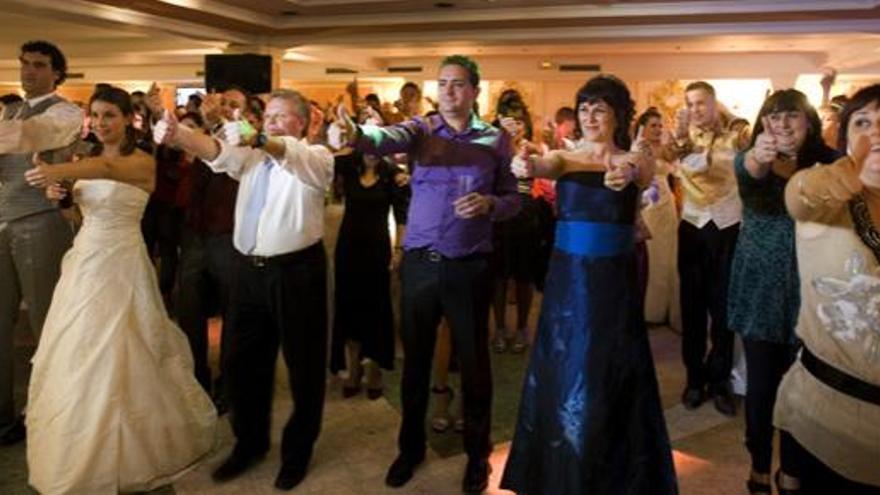 Invitados disfrutando del baile en una boda.