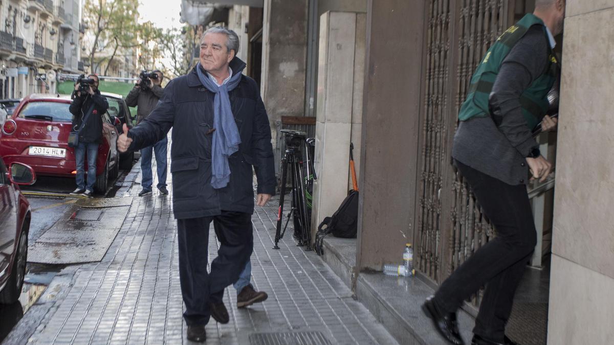 José María Corbín llega al registro de su despacho, cuando fue detenido el 2 de abril de 2019, hace seis años.