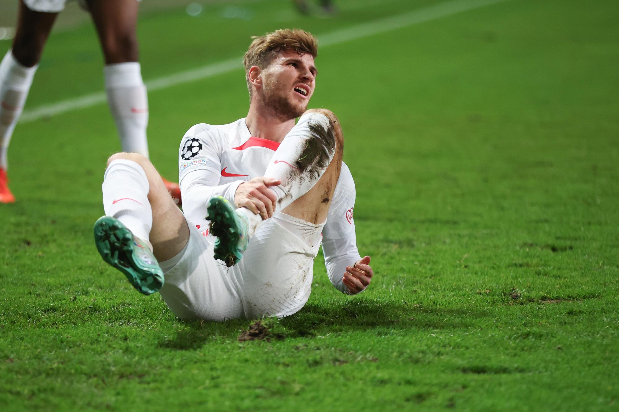 Timo Werner cae lesionado en el partido entre el Leipzig y el Shakhtar.