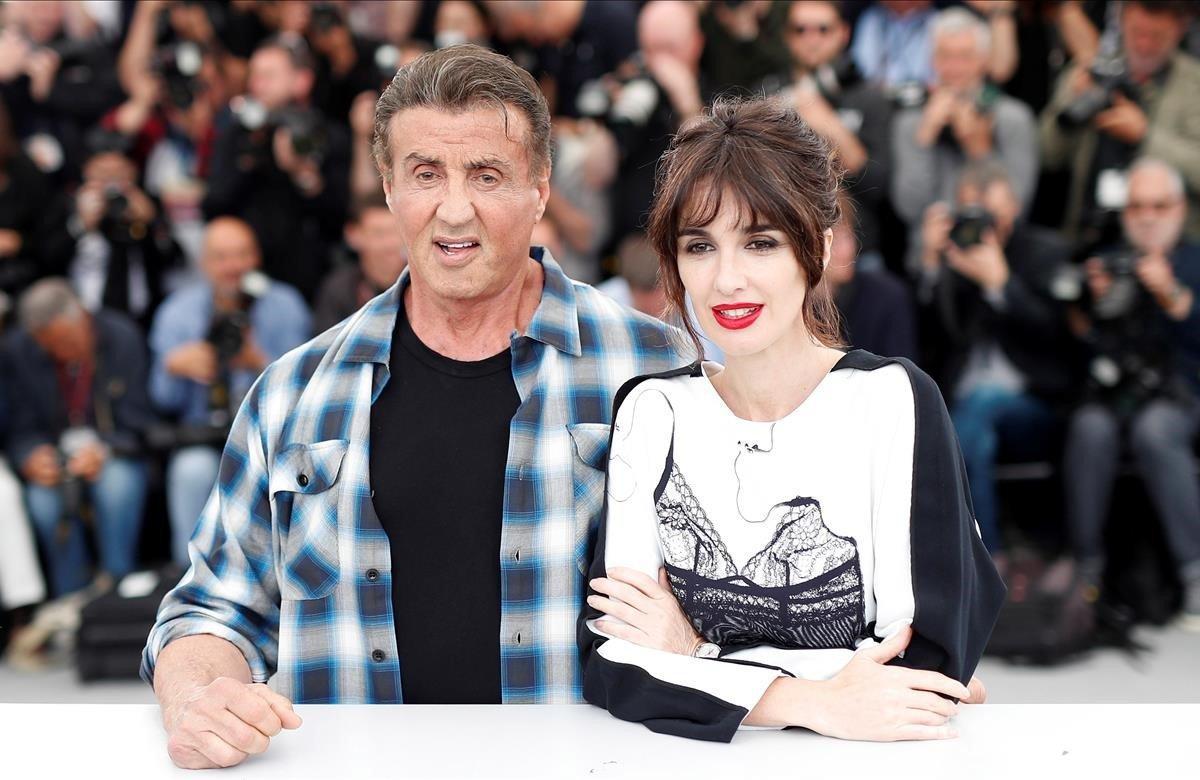 La actriz española Paz Vega y el actor estadounidense Sylvester Stallone posan durante el pase gráfico del encuentro con Sylvester Stallone en la 72ª edición del Festival de Cine de Cannes.