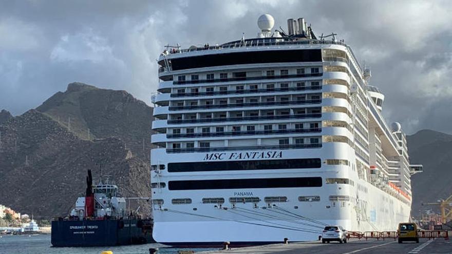 El buque MSC  Fantasia en el Puerto de la capital tinerfeña.