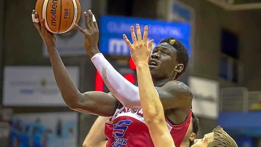 El pívot Boubacar Sidibe en acción con el Valladolid