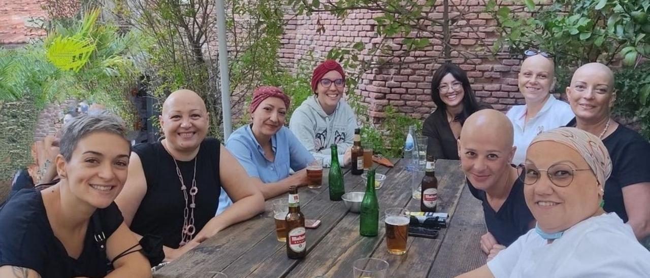 Mujeres de la Asociación de Alopecia de Madrid (ACMA). La presidenta, Conchi Botillo, tercera por la derecha.   | // FDV