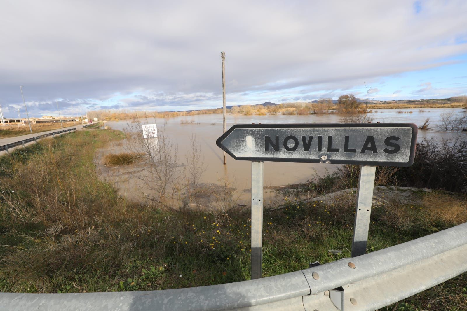 El municipio zaragozano de Novillas se prepara para la punta de la crecida