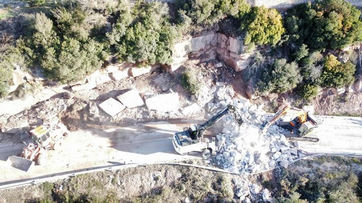 El despreniment que talla la carretera que uneix Fonollosa