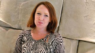 Paula Hawkins habla en exclusiva de los personajes de 'A fuego lento'