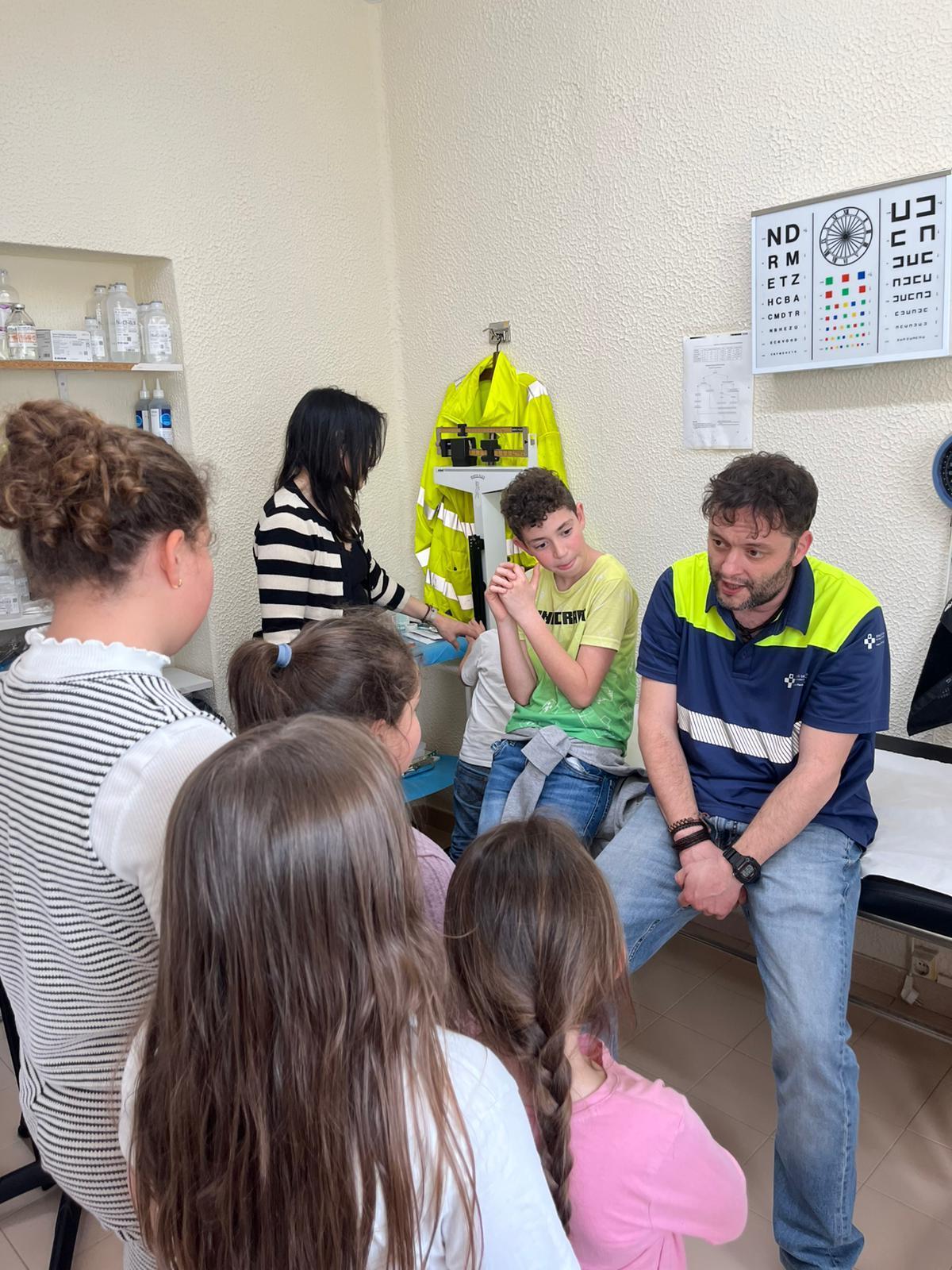 Xuan Carballo y varios alumnos durante la actividad en Beleño.