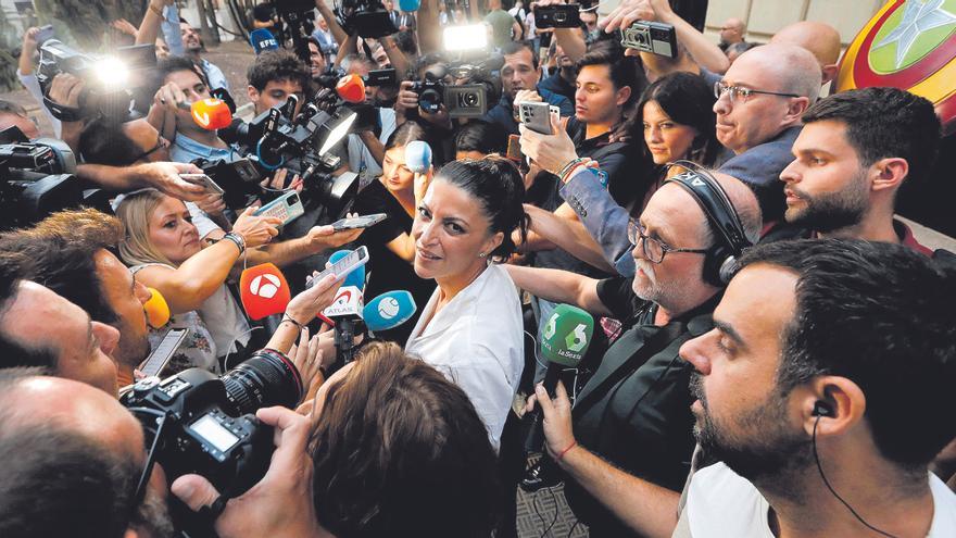 El partido de Macarena Olona busca avales para presentarse en Murcia al 23J