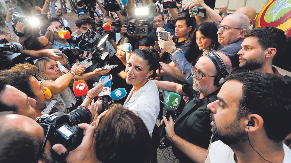 Macarena Olona congregó  a decenas de periodistas y ‘youtubers’.