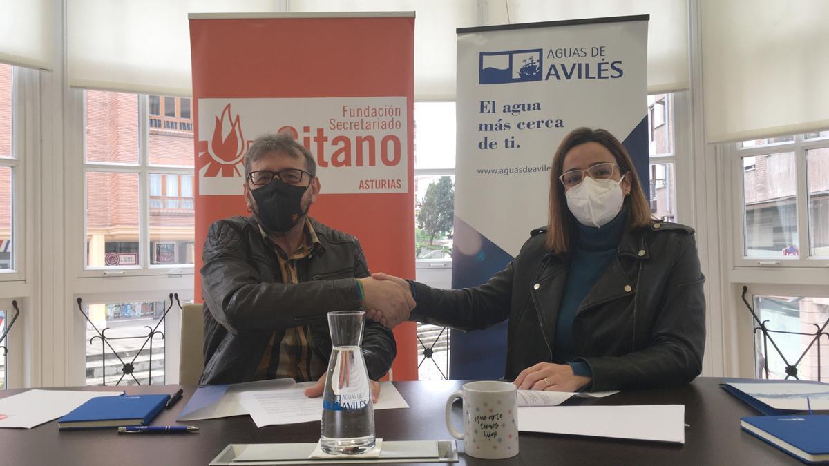 Víctor García y Carmen Álvarez durante la firma del convenio