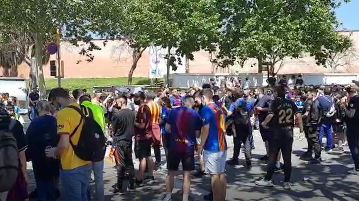 ¡Los aficionados animan al Barça desde el Camp Nou!
