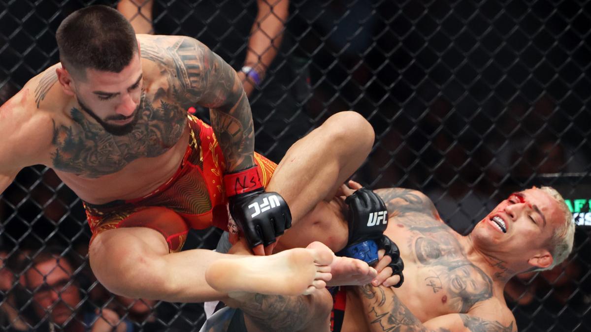 Ilia Topuria, en su última pelea ante Charles Oliveira