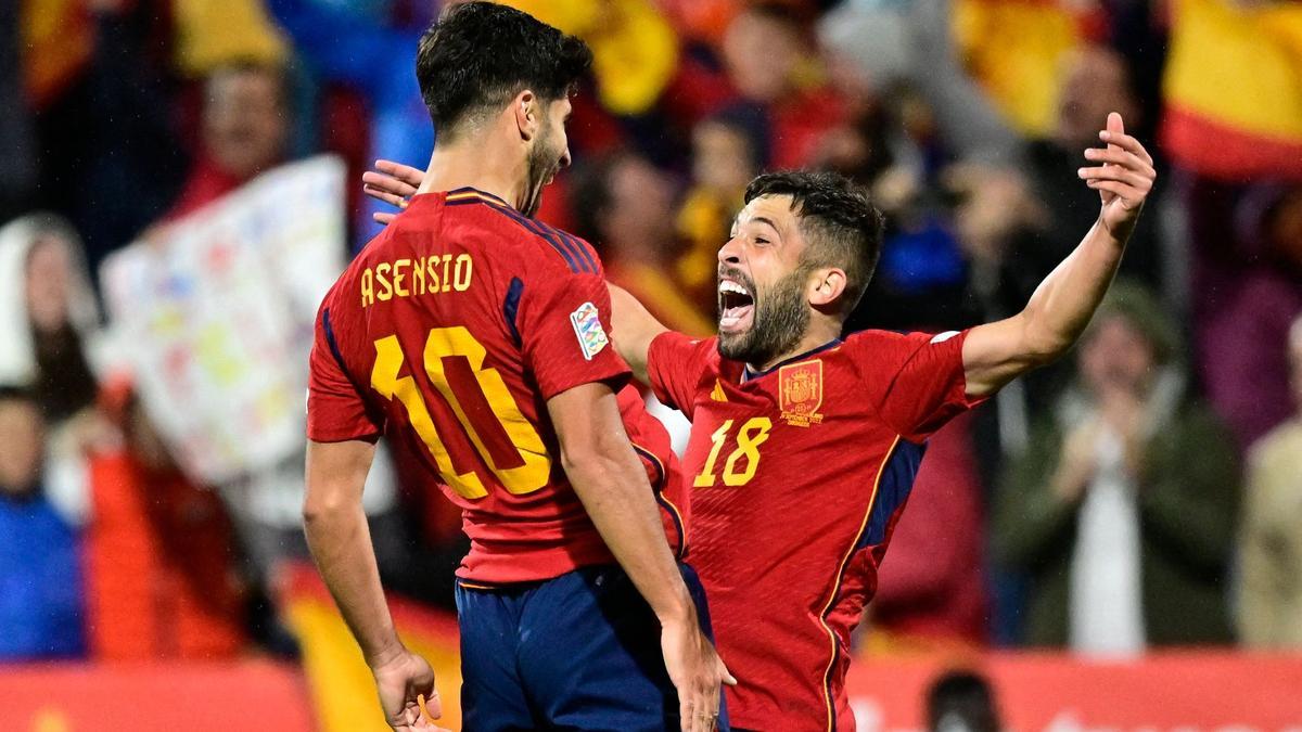 Jordi Alba y Marcos Asensio celebran el gol de España, anotado por el azulgrana tras una jugada individual del madridista en Zaragoza