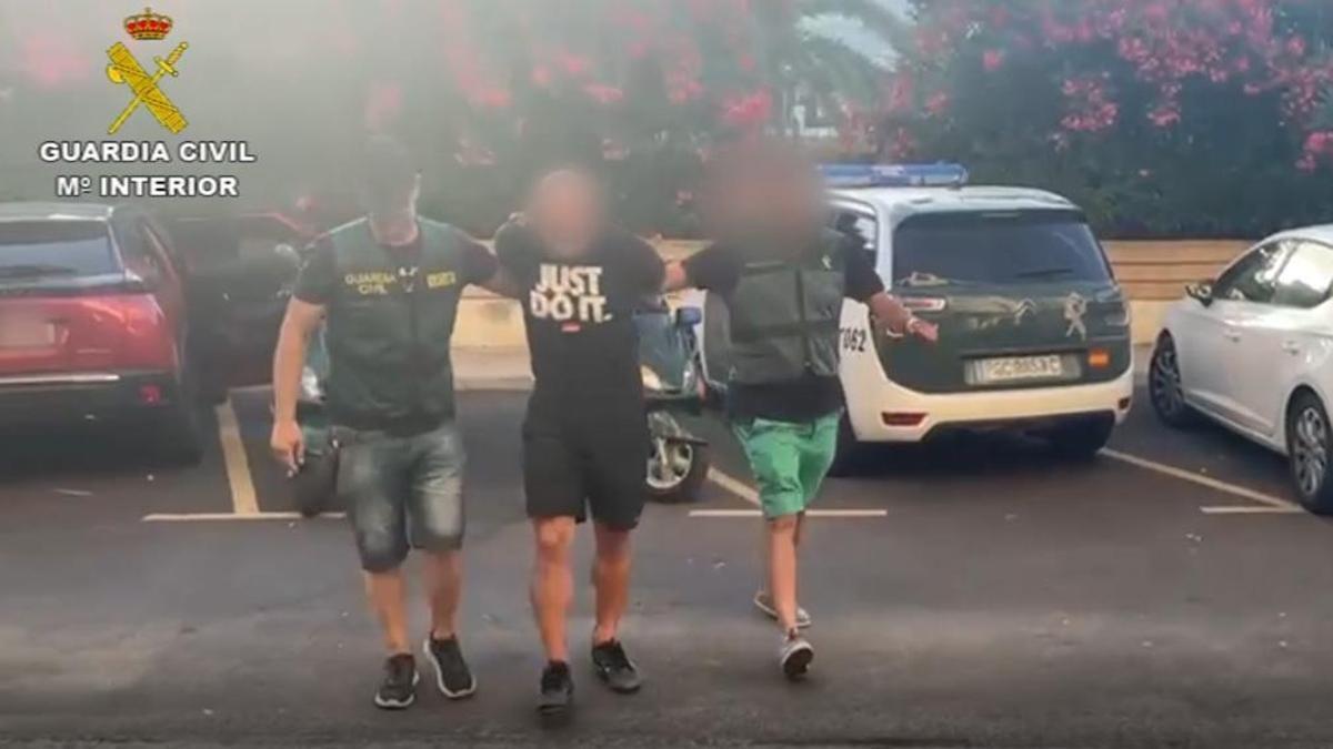 La Guardia Civil arresta a uno de los prófugos.