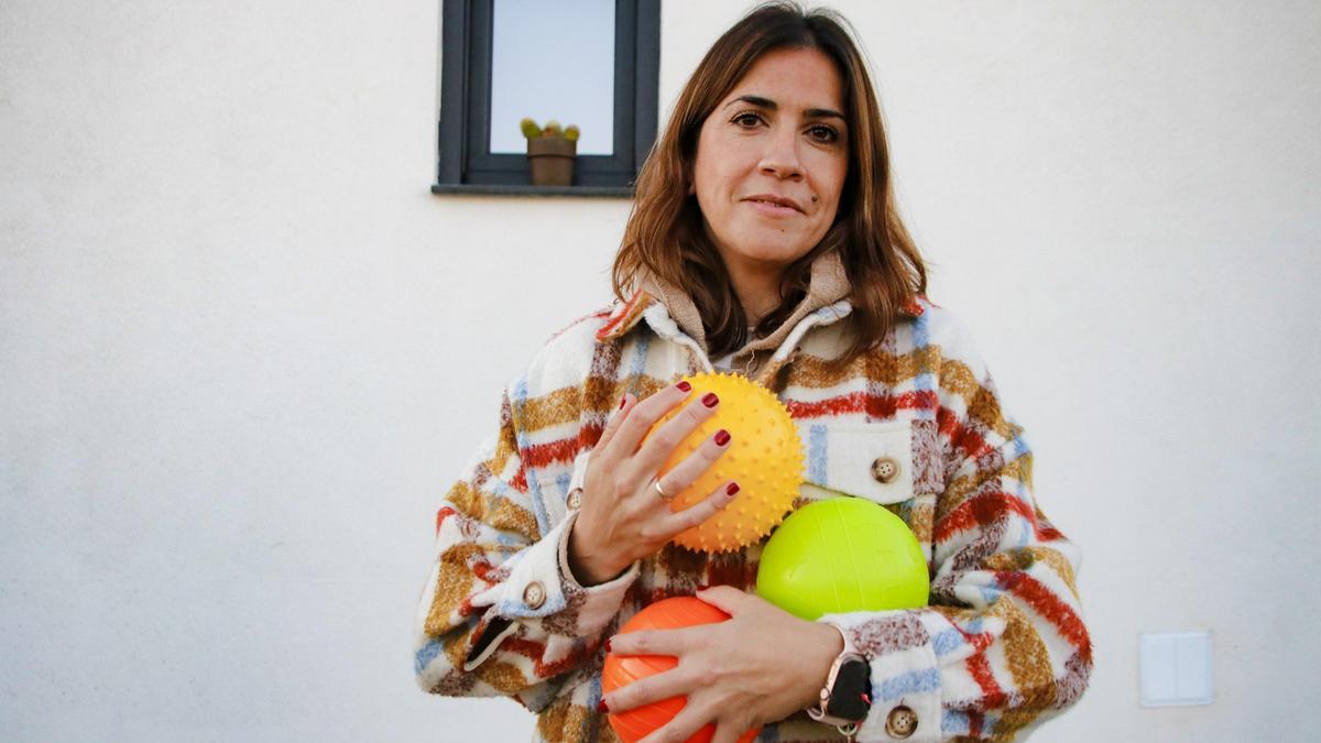 Fátima Rubiales posa para El Periódico Extremadura con los juguetes de sus hijos, este viernes.